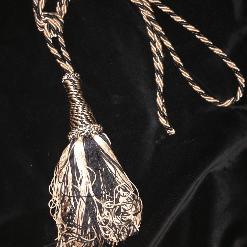 CLOSET Tassel Decor